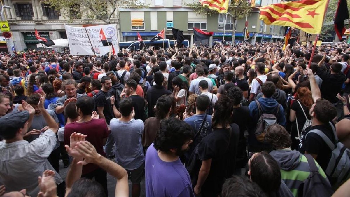 Concentración ante la sede del Partido Popular de Cataluña.-JOAN CORTADELLAS