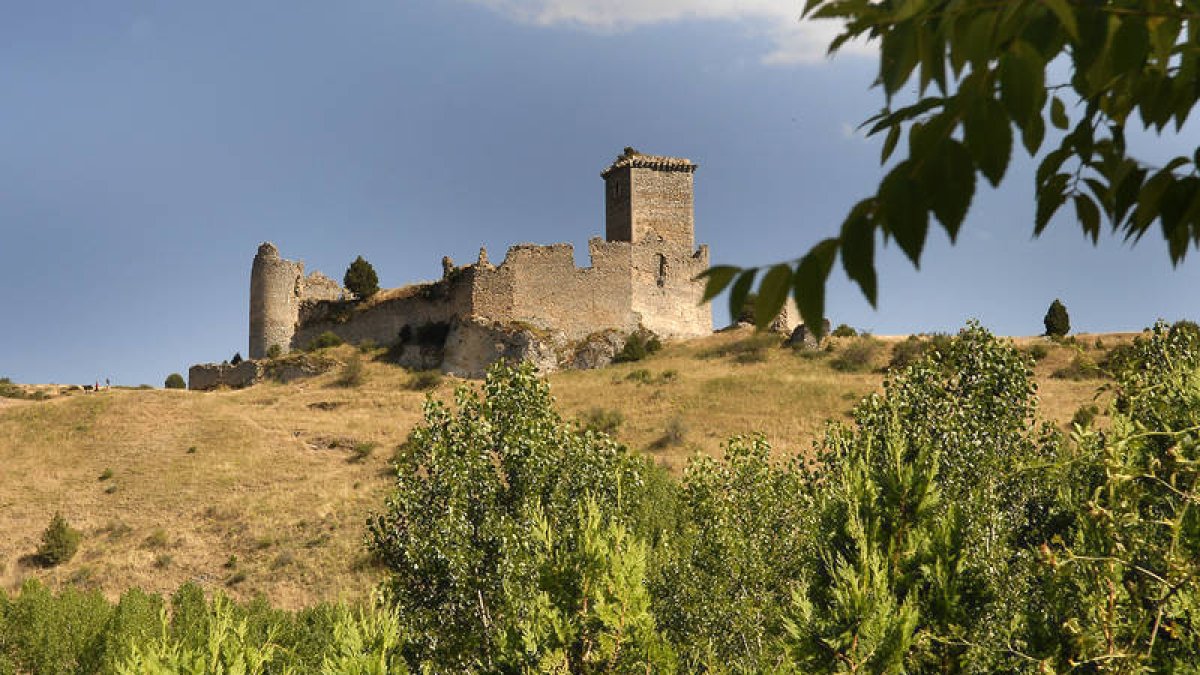 Panorámica del castillo de Ucero. / VALENTÍN GUISANDE-
