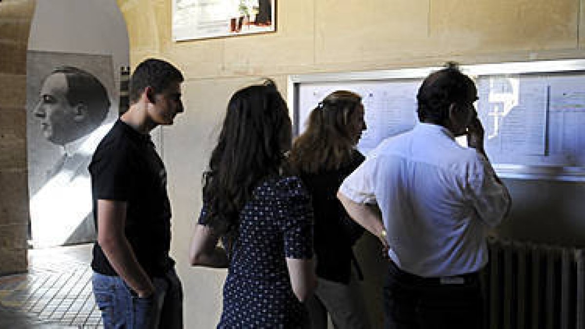 Los alumnos consultan su calificación de selectividad en el instituto Machado. / VALENTÍN GUISANDE-