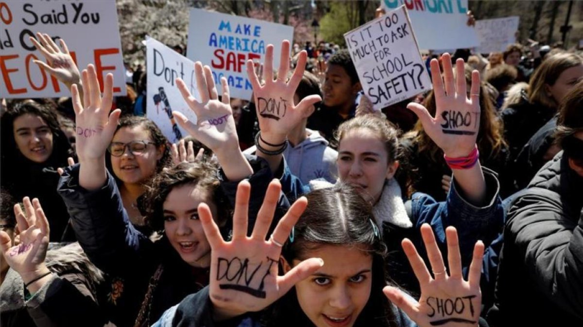 Estudiantes protestan contra las armas en Washington-REUTERS / BRENDAN MCDERMID