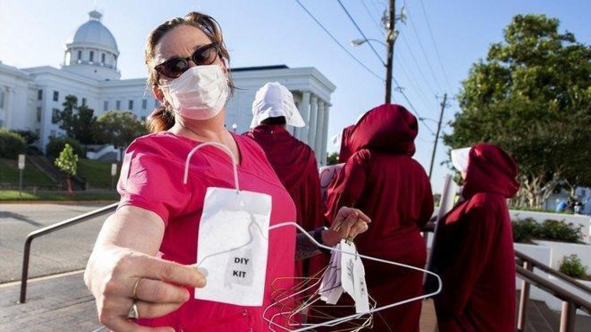 Una manifestante contra la prohibición del aborto.-AP
