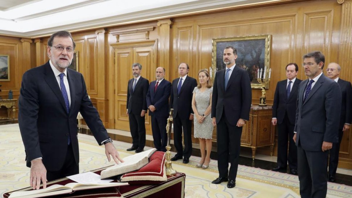 Mariano Rajoy jura el cargo de presidente del Gobierno, el pasado domingo, en la Zarzuela.-Ángel Díaz / EFE