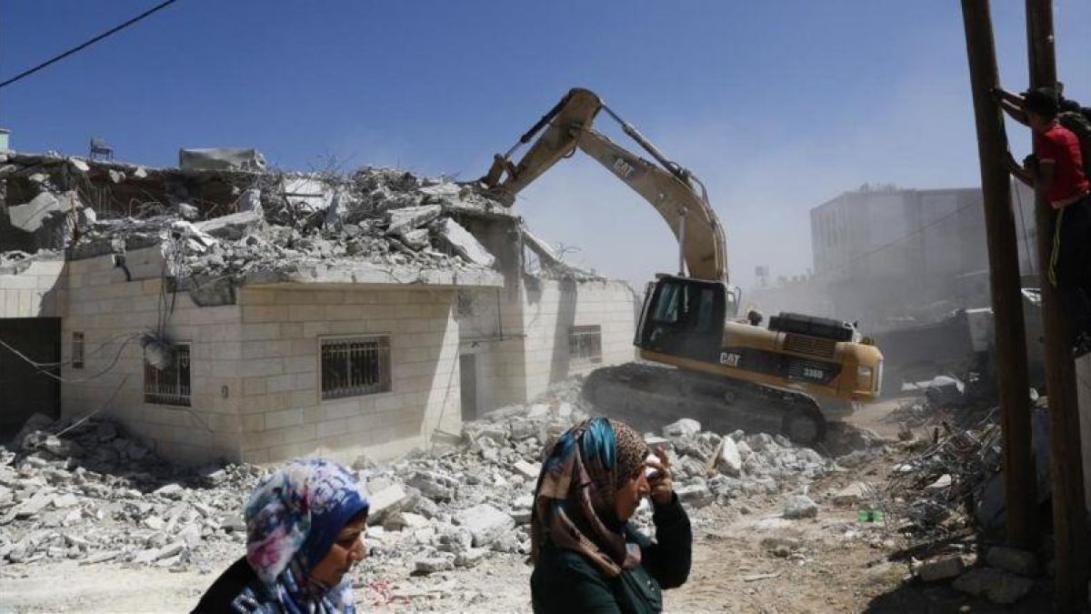 Una casa palestina demolida por tropas israelís en el pueblo de Yatta, al sur de Hebron, en Cisjordania.-AP / NASSER SHIYOUKHI