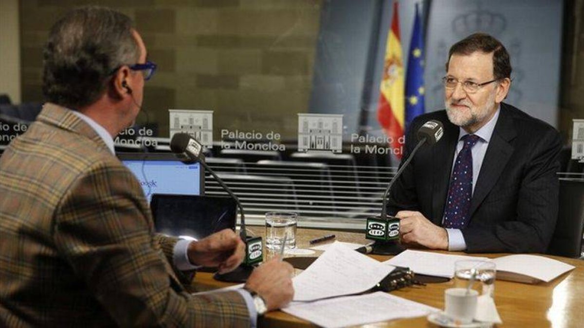 El presidente del Gobierno, Mariano Rajoy, durante la entrevista que ha ofrecido este lunes a Carlos Herrera.-Foto: EFE / DIEGO CRESPO