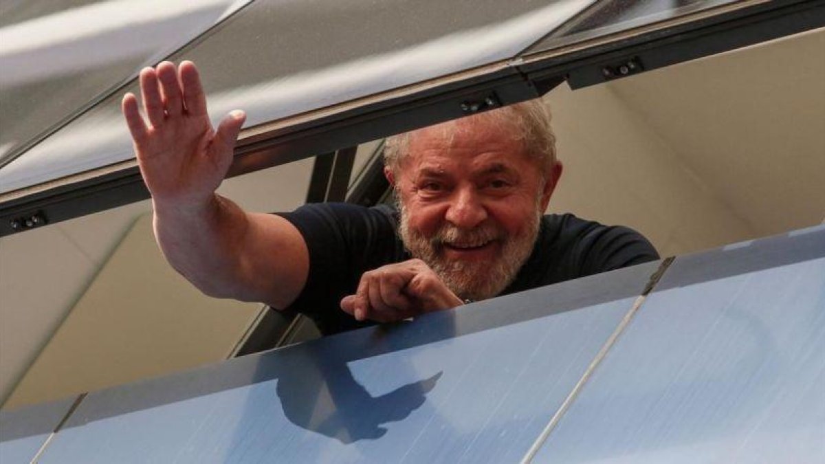 Lula saluda a unos simpatizantes desde un edificio sindical en Sao Paulo, el pasado abril.-MIGUEL SCHINCARIOL (AFP)