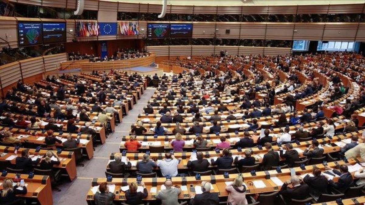 La Eurocámara durante la votación de hoy jueves sobre el proyecto de ley del Gobierno de Polonia.-EFE / OLIVIER HOSLET