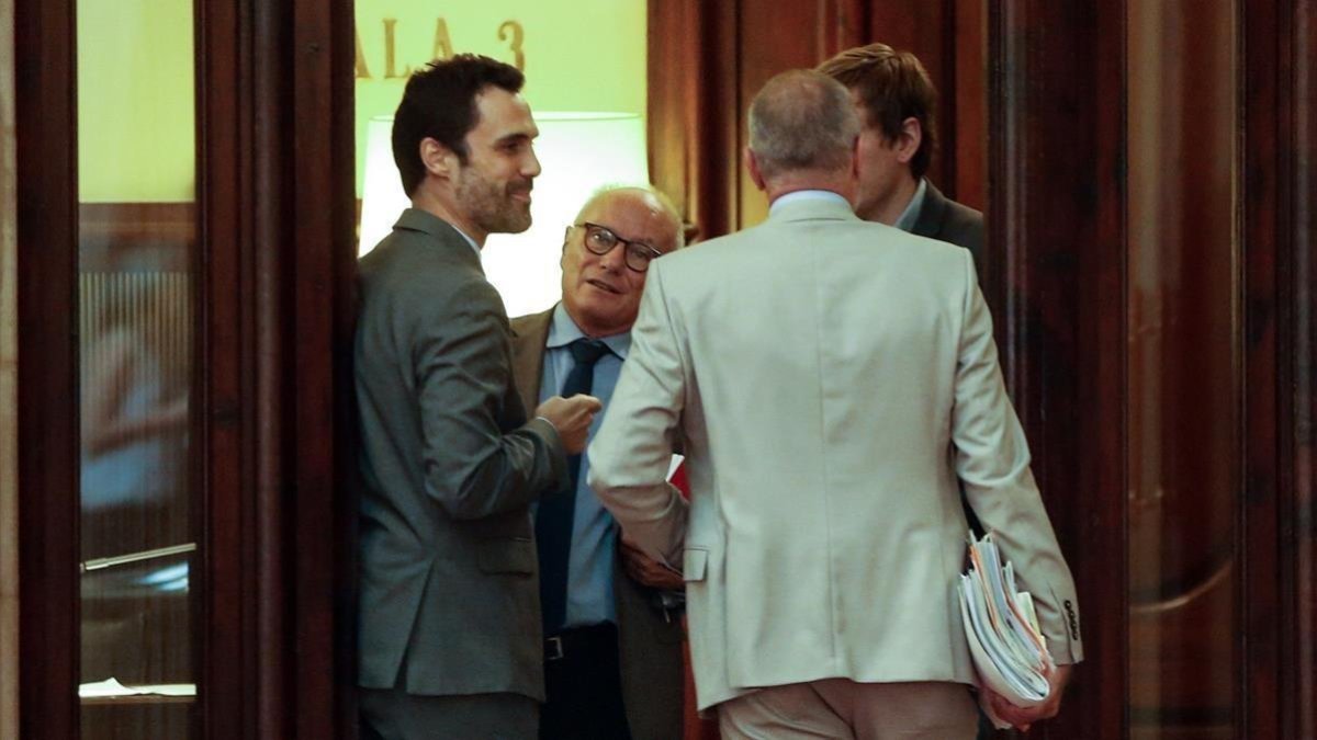 Roger Torrent conversa con los letrados del parlament-ENRIC FONTCUBERTA (EFE)