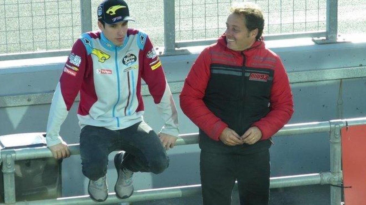 Àlex Márquez conversa con su manager, Emilio Alzamora, el domingo por la tarde en el ’pit lane’ de Phillip Island.-EMILIO PÉREZ DE ROZAS
