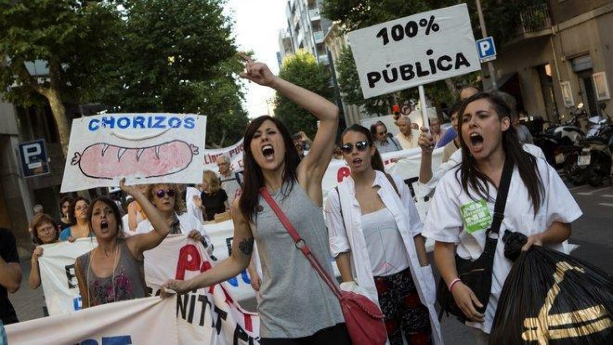Manifestación contra los recortes en la Sanidad Pública.-/ ALBERT BERTRÁN (EL PERIÓDICO)