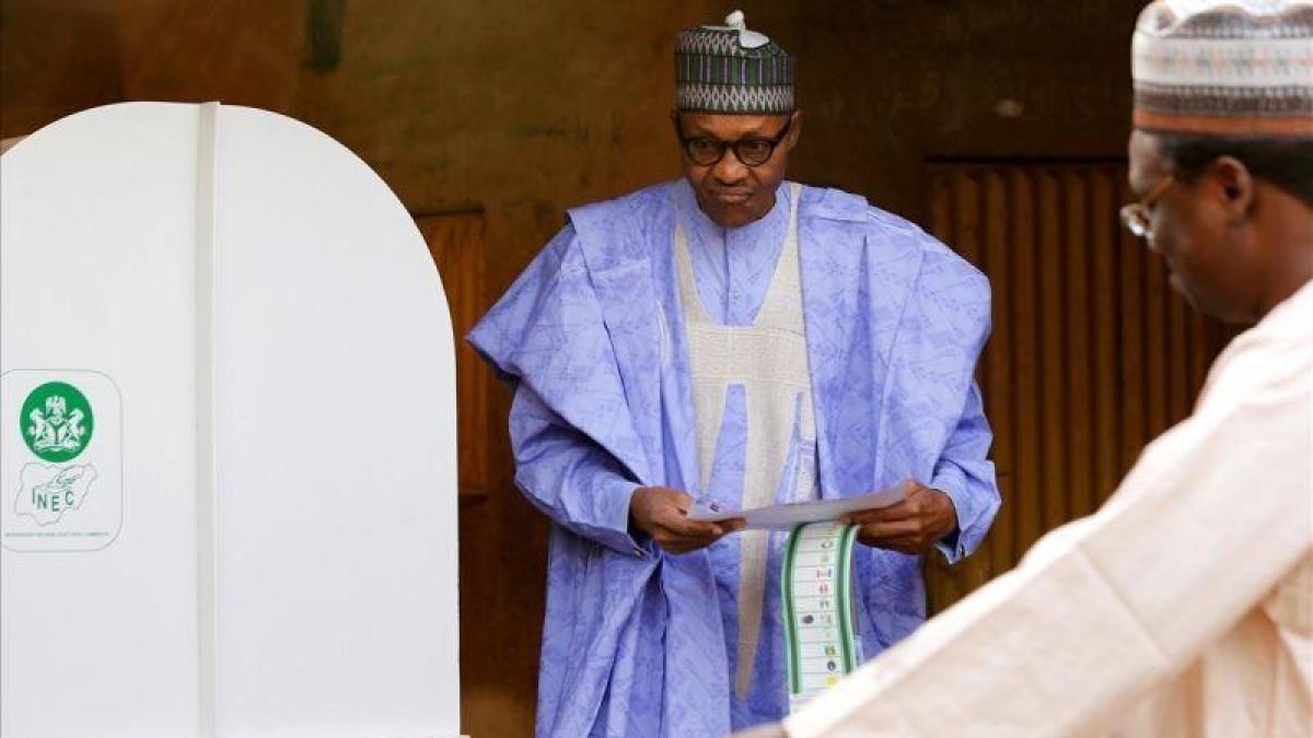 El presidente Buhari vota en Daura.-REUTERS/ AFOLABI SOTUNDE