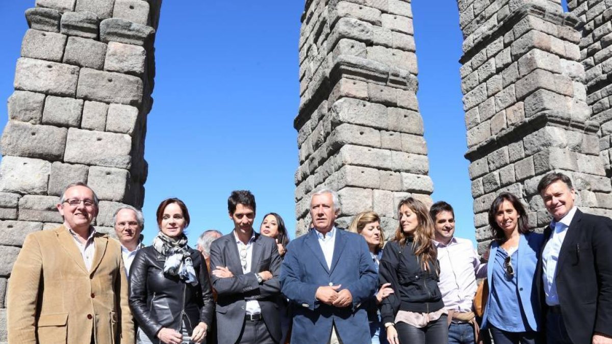 El vicesecretario de Política Autonómica y Local del PP, Javier Arenas, acompaña a los candidatos del PP de Segovia en su jornada de campaña electoral-Ical