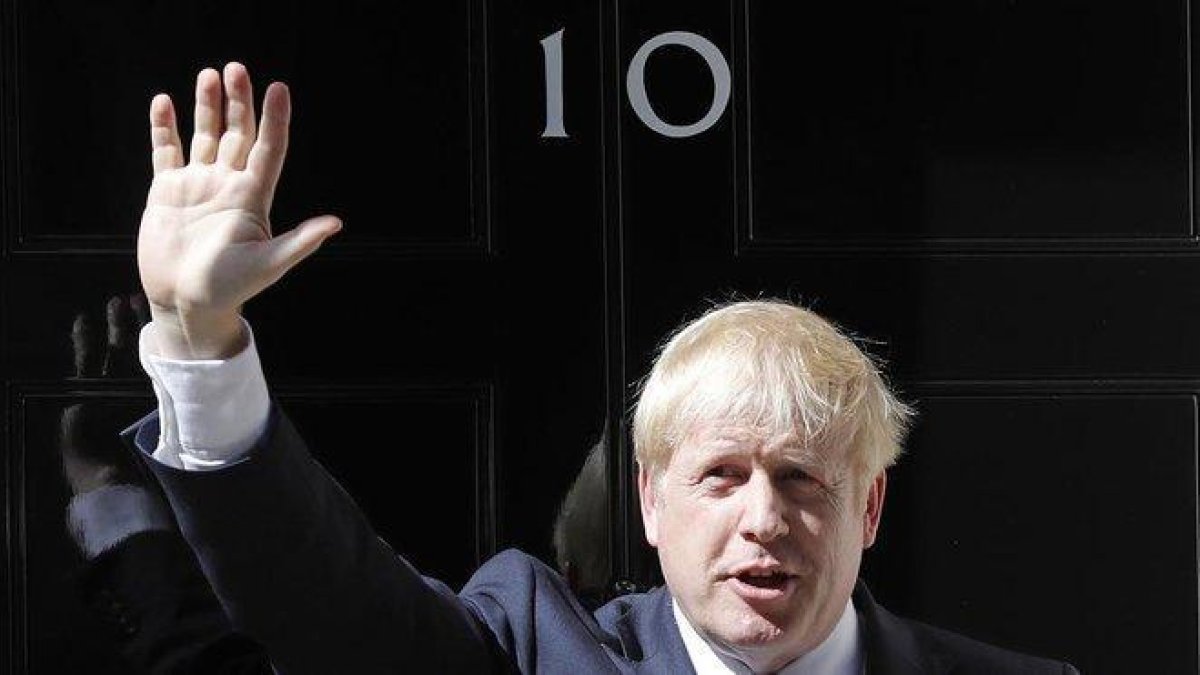 Boris Johnson frente al 10 de Downing Street.-AP / FRANK AUGSTEIN
