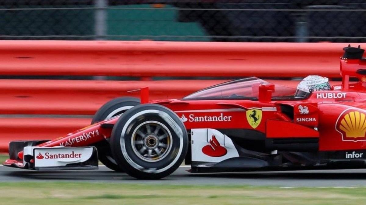 Sebastian Vettel prueba el 'shield' (escido) durante los primeros libres de Silverstone.-REUTERS / JASON CAIRNDUFF