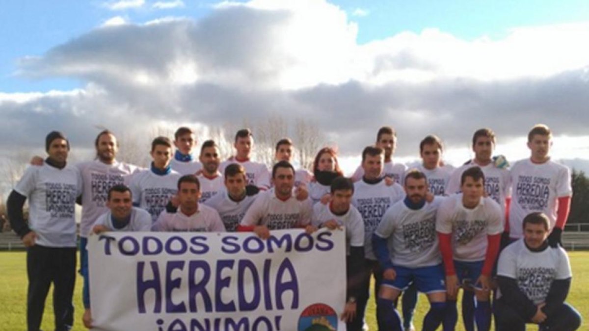 Los jugadores del Uxama recordaron a su compañero Heredia en los prolegómenos del partido.-Miguel Cámara