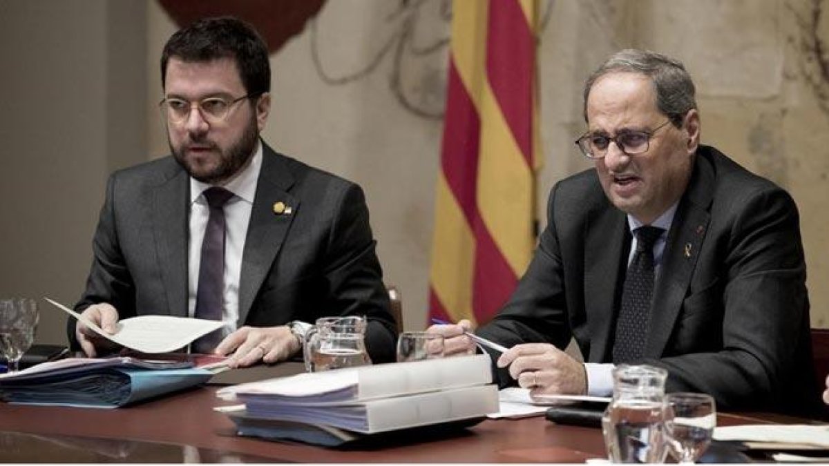 Torra no da el visto bueno al acuerdo ERC-PSOE. En la foto, el presidente de la Generalitat, junto a Pere Aragonès, en una reunión del Gobierno.-FERRAN NADEU