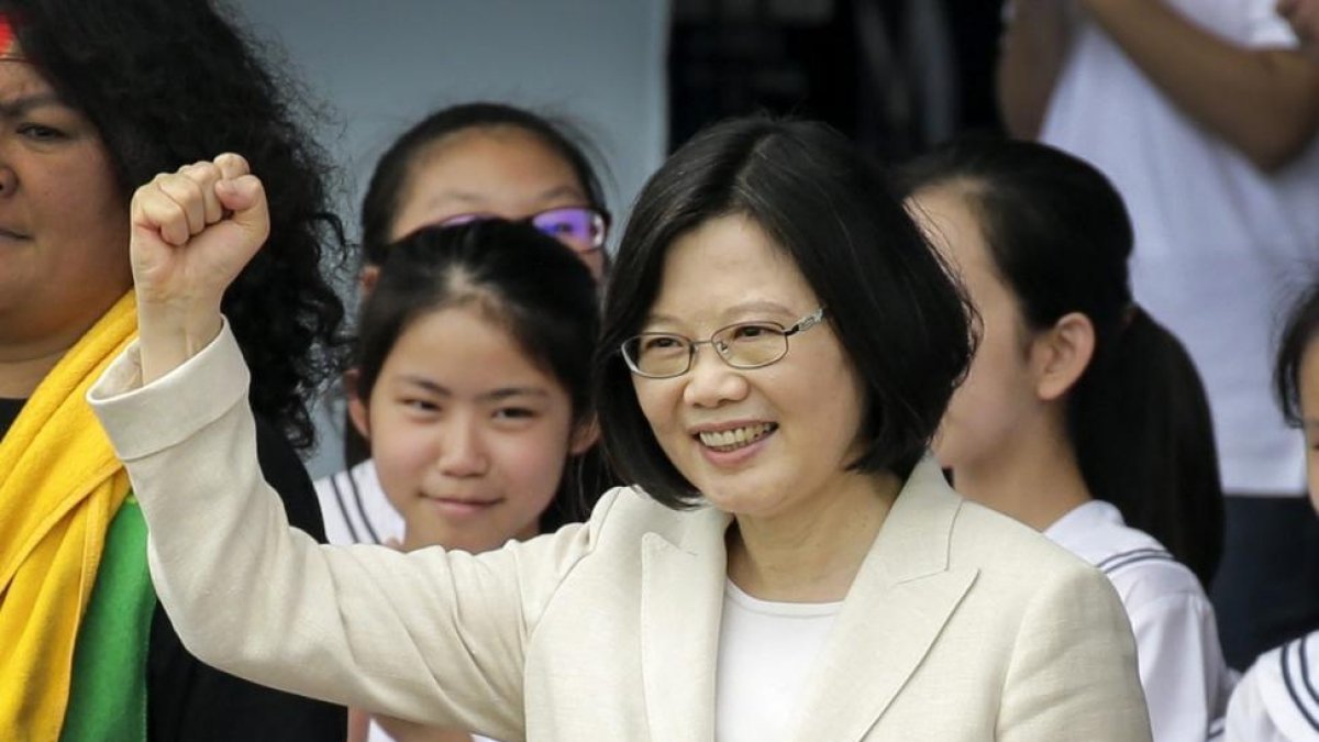 La nueva presidenta de Taiwán, Tsai Ing-wen, saluda a la multitud asistente a la ceremonia de posesión del cargo.-EFE / BRITCHIE B. TONGO