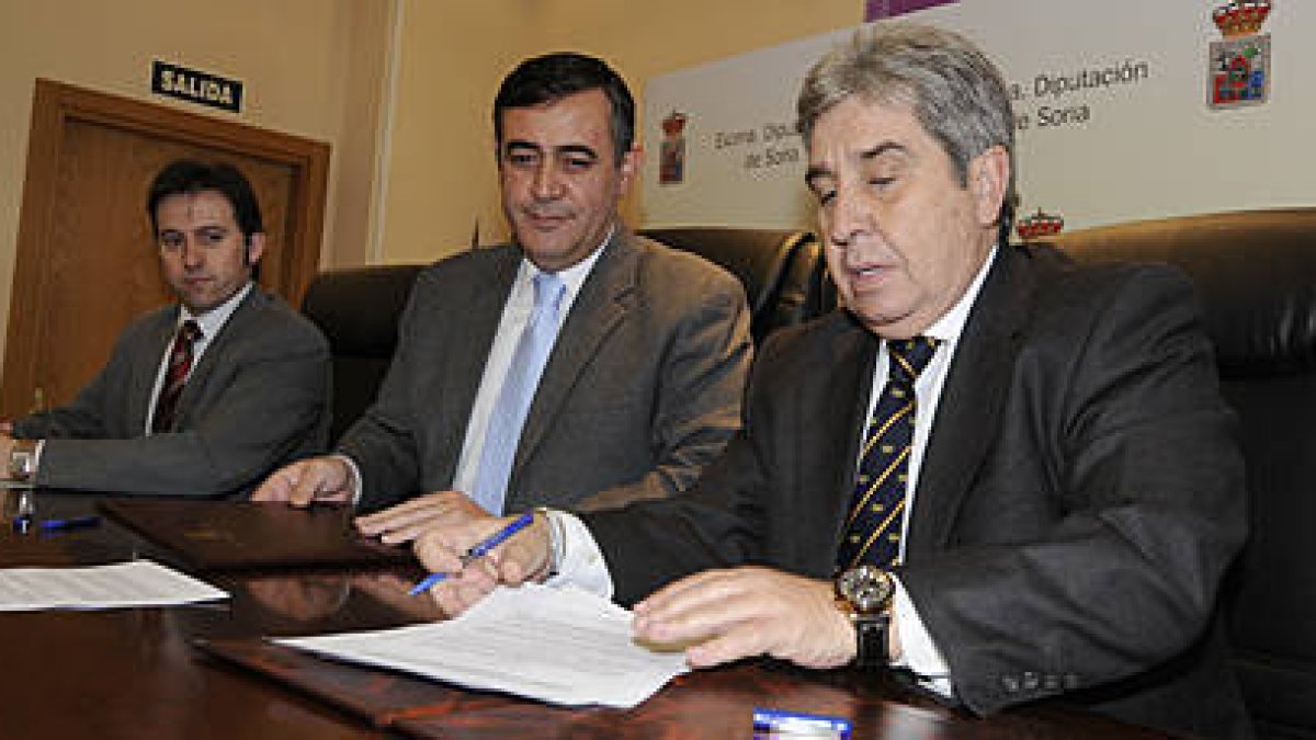 Firma del convenio entre la Federación de Caza y Diputación. / V. Guisande-