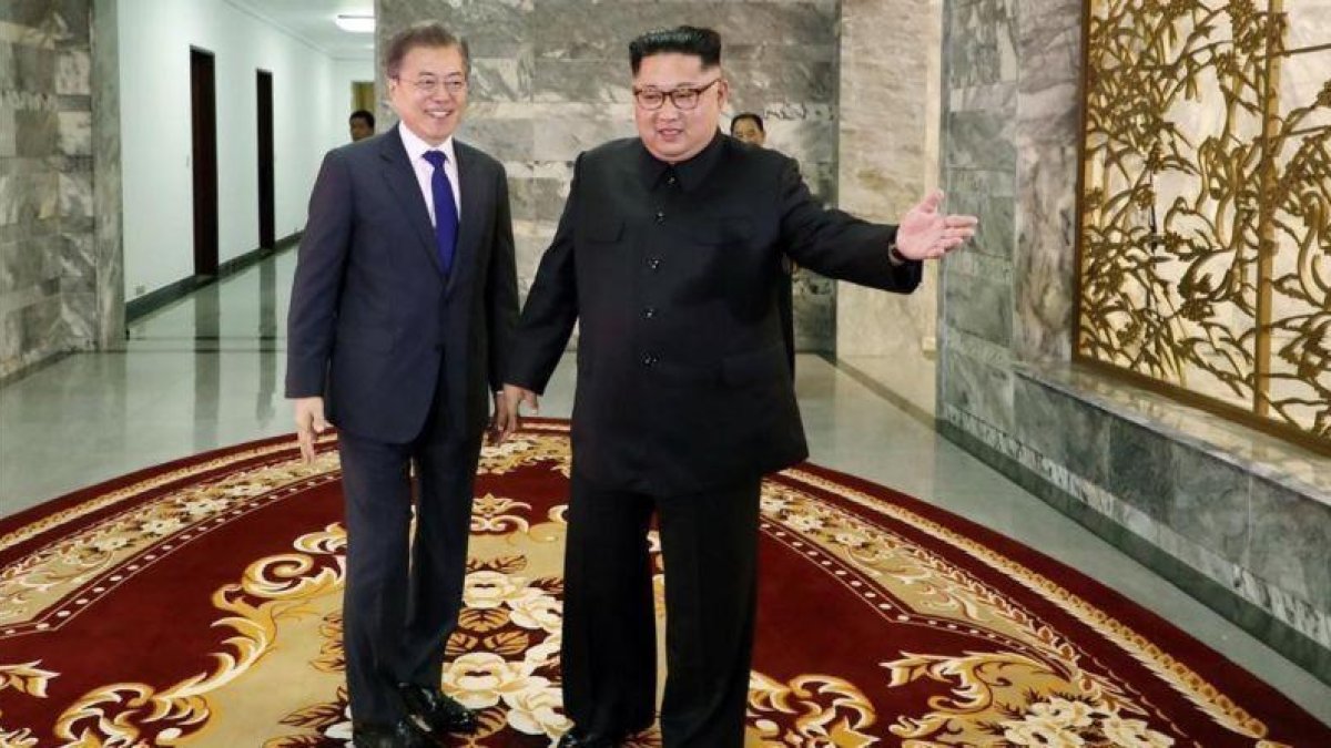 Los líderes de las dos Coreas en su encuentro de este sábado.-CHEONG WA DAE / EFE