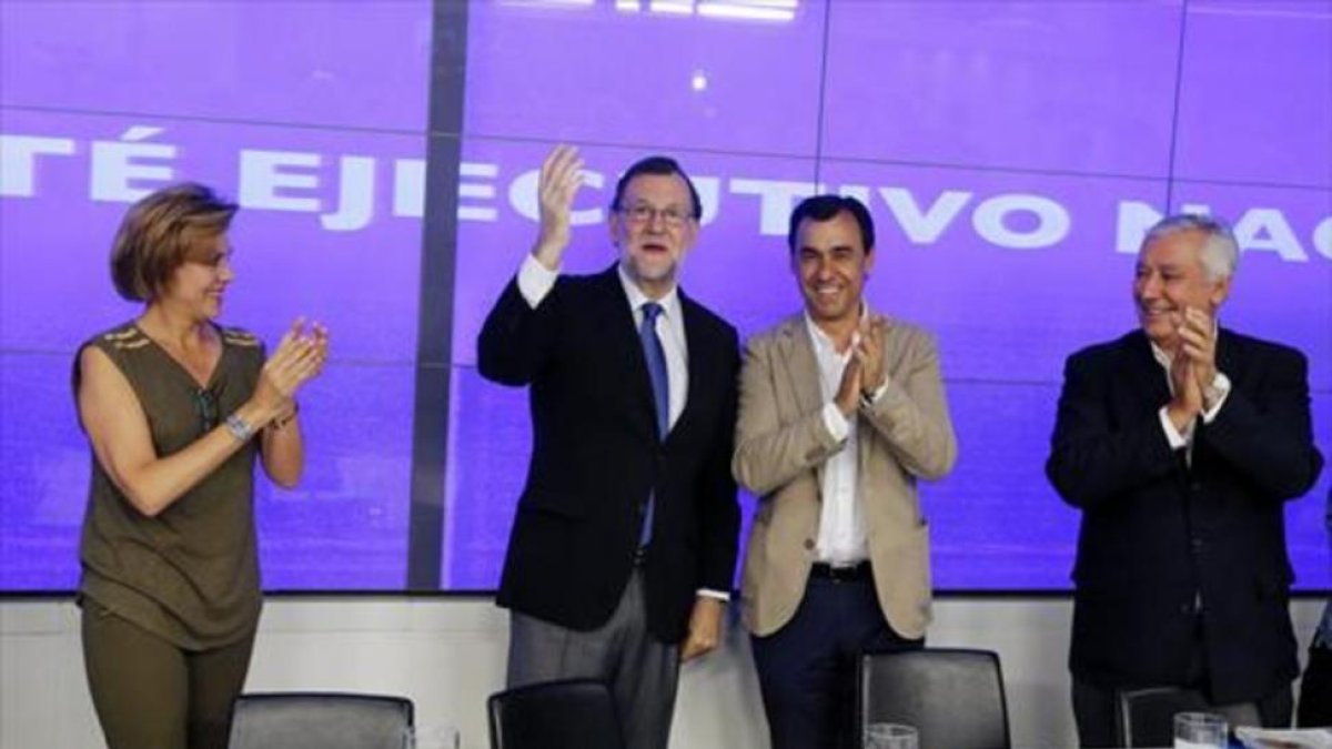 Mariano Rajoy, el lunes en la sede del PP, es aplaudido por sus compañeros Fernando Martínez Maíllo (a su lado), Javier Arenas y María Dolores de Cospedal.-JUAN MANUEL PRATS