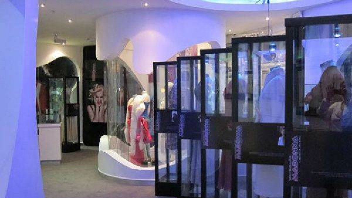 Exposición de los vestidos de Madonna que salen a subsasta el 7 de noviembre.-