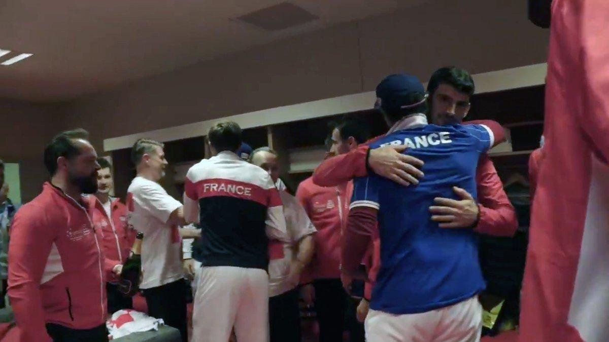 El abrazo del capitán francés, Yannick Noah, a los tenistas croatas.-
