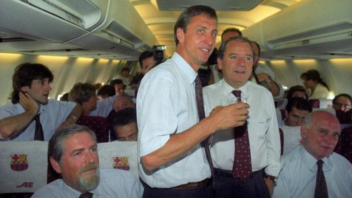 Wembley, sí. Johan Cruyff y Josep Lluís Núñez, un vuelo de regreso histórico.-JORDI COTRINA
