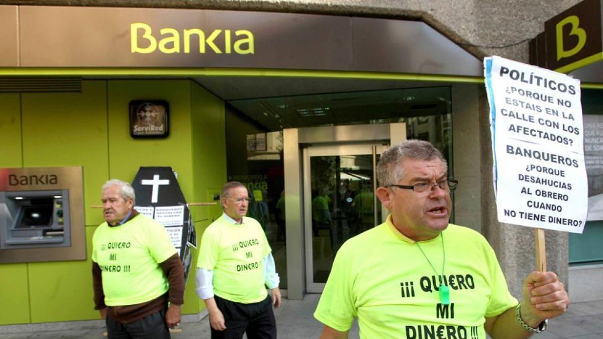 Protesta ante una entidad bancaria por uno de sus productos.-ICAL