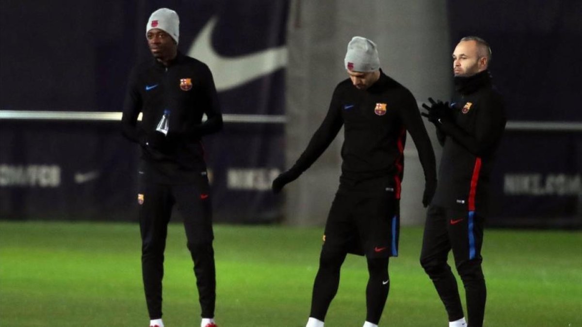 Dembélé, Mascherano e Iniesta, en el entrenamiento del Barça en la ciudad deportiva de Sant Joan Despí.-EFE / TONI ALBIR