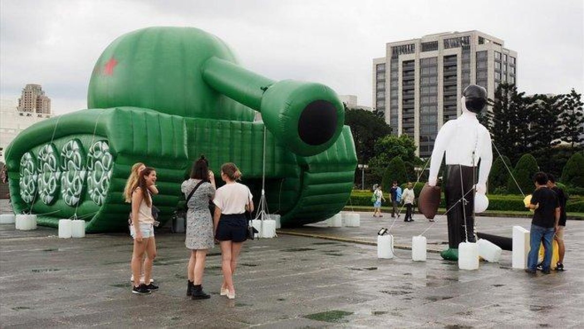 Una reproducción inflable del hombre-tanque en la plaza de Taipei (Taiwan) como parte de la exhibición de la masacre de Tiananmén.-DAVID CHANG (EFE)