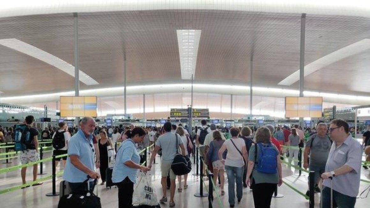 Fluidez en los controles de seguridad de la T-1 en el aeropuerto de Barcelona, este sábado.-EUROPA PRESS