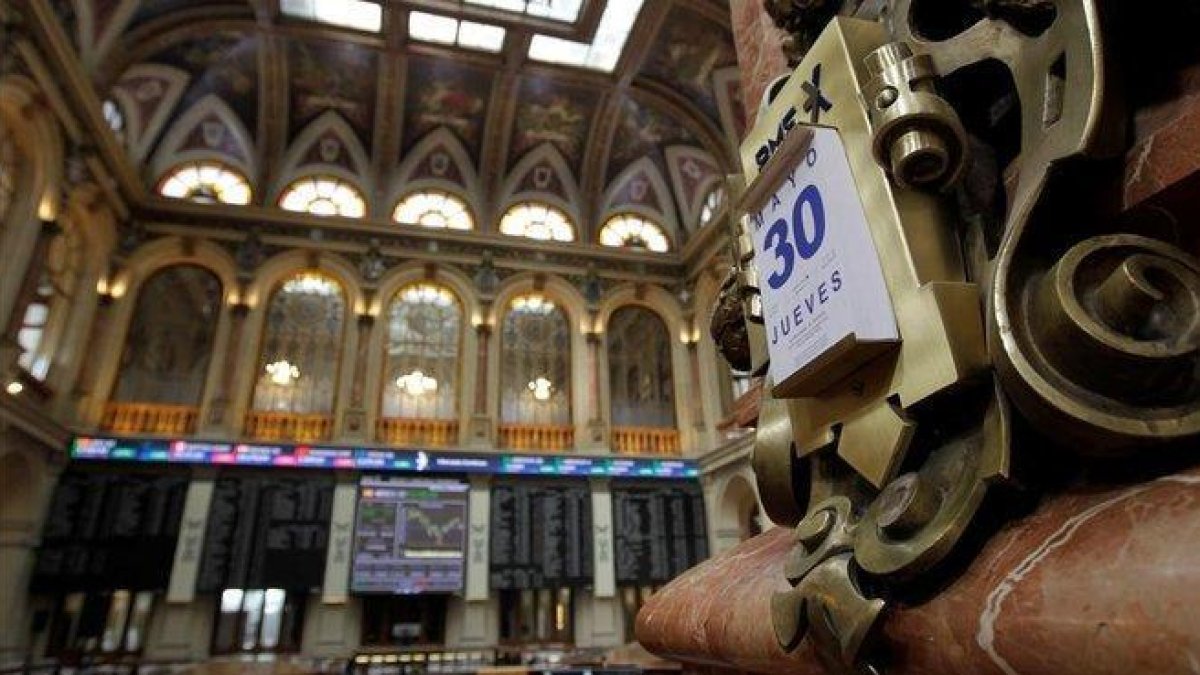 Una imagen del parquet de La Bolsa de Madrid del 30 de mayo.-EFE / CARLOS PÉREZ