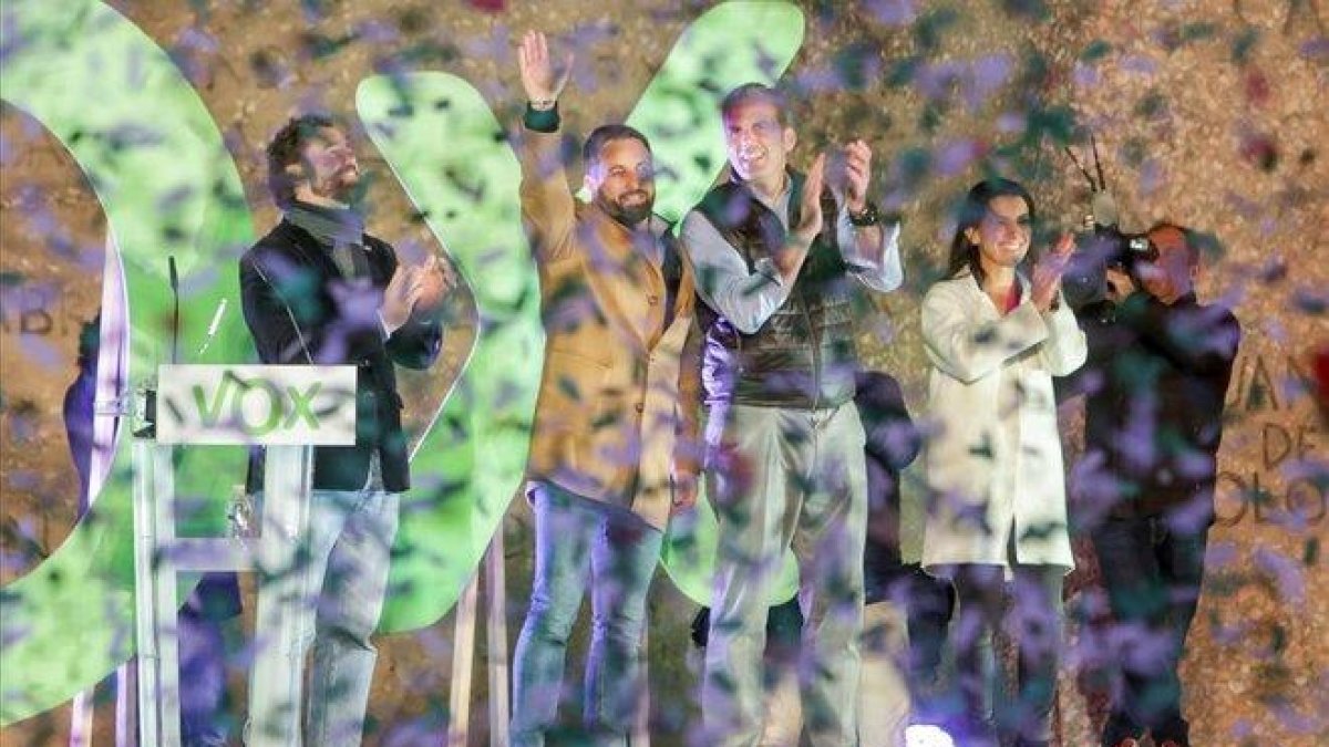 Ivan Espinosa de los Monteros, Santiago Abascal,  Javier Ortega Smith y Rocio Monastero, entre confeti verde en el mitin de fin de campana en la madrileña Plaza de Colón.-RICARDO RUBIO (EUROPA PRESS)