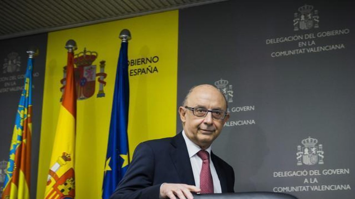 El Ministro de Hacienda, Cristóbal Montoro, durante una rueda de prensa en Valencia el 16 de diciembre.-MIGUEL LORENZO