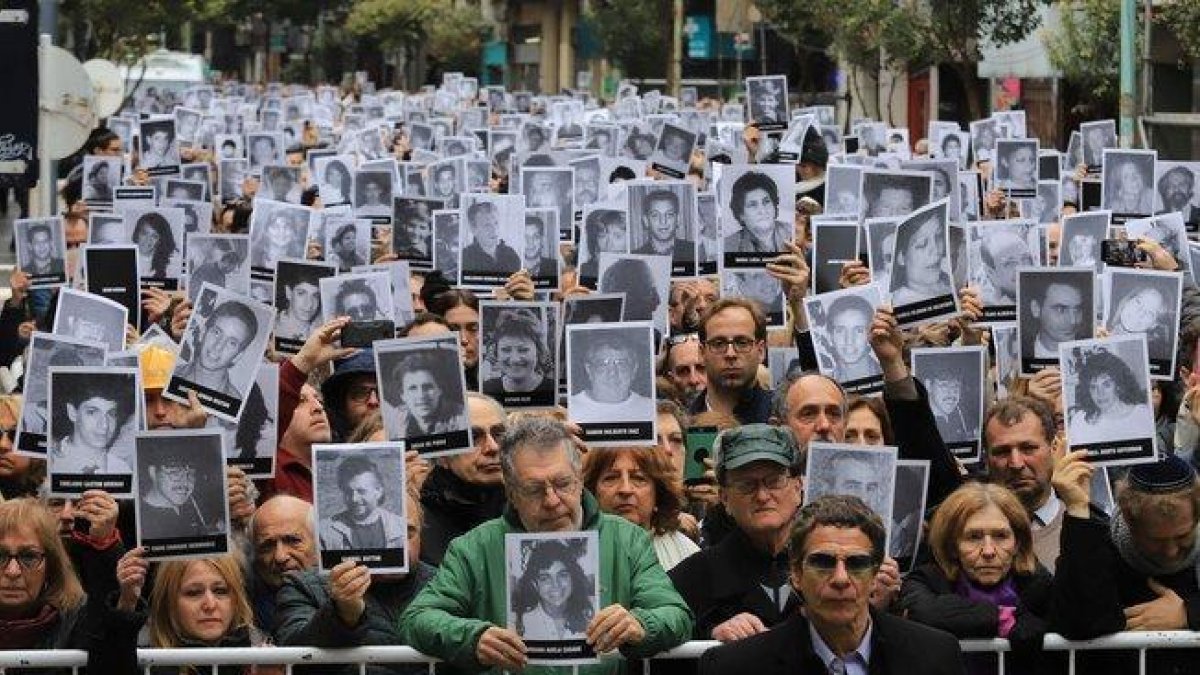 Acto de recuerdo a las víctimas del atentado perpetrado contra la sede de la Asociación Mutual Israelita Argentina.-