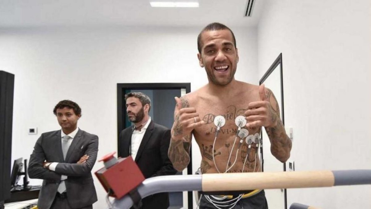 Alves pasando la revisión médica con la Juventus.-