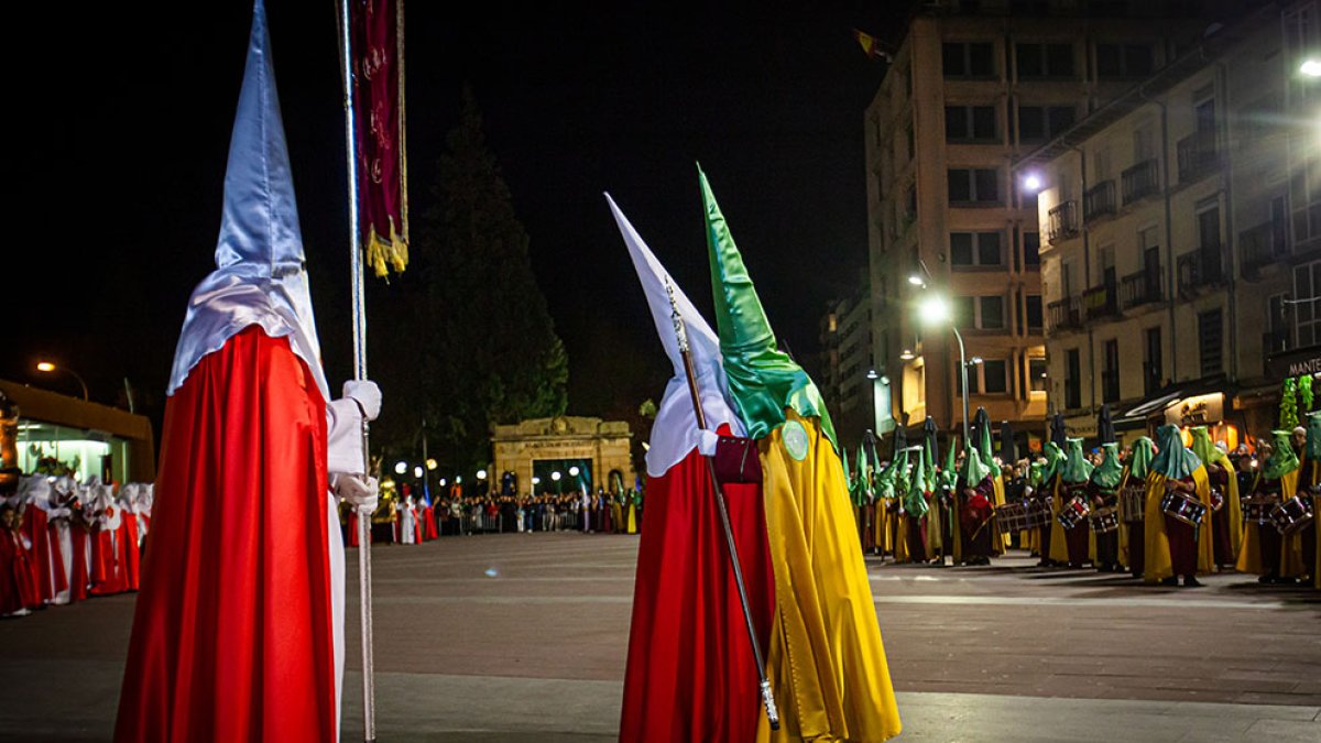 El encuentro de las cofradias tuvo lugar en la plaza Mariano Granados. MARIO TEJEDOR