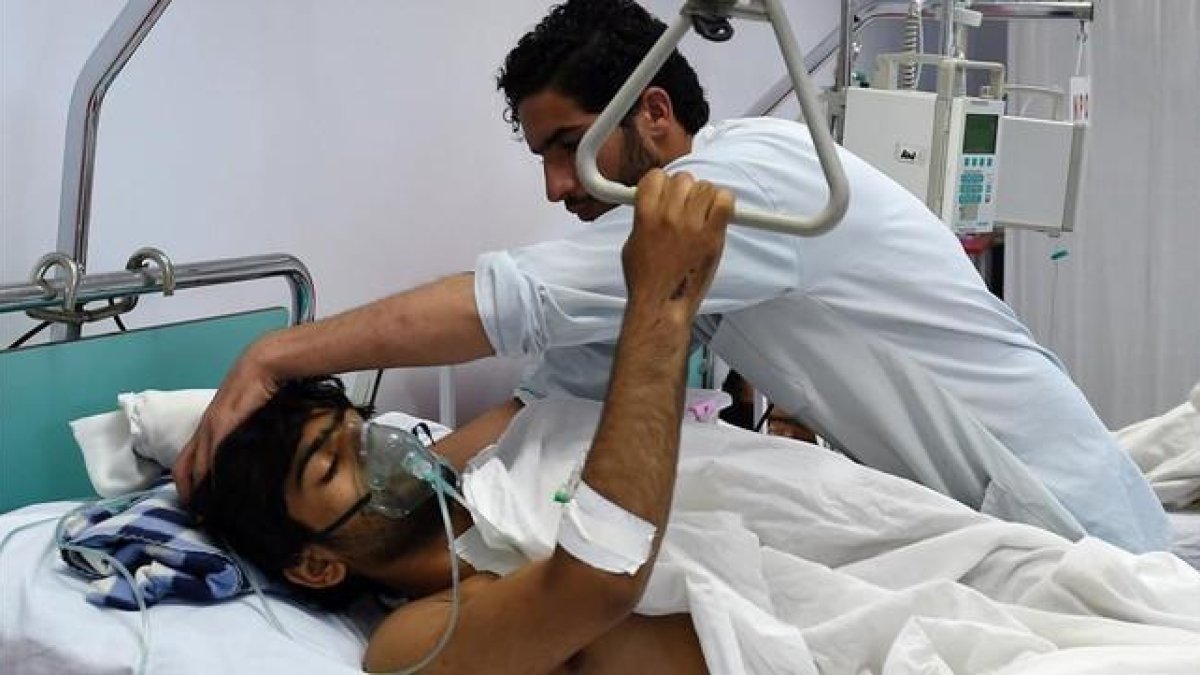 Uno de los miembros de MSF, herido tras el bombardeo, es tratado en un hospital de Kabul.-AFP / WAKIL KOHSAR