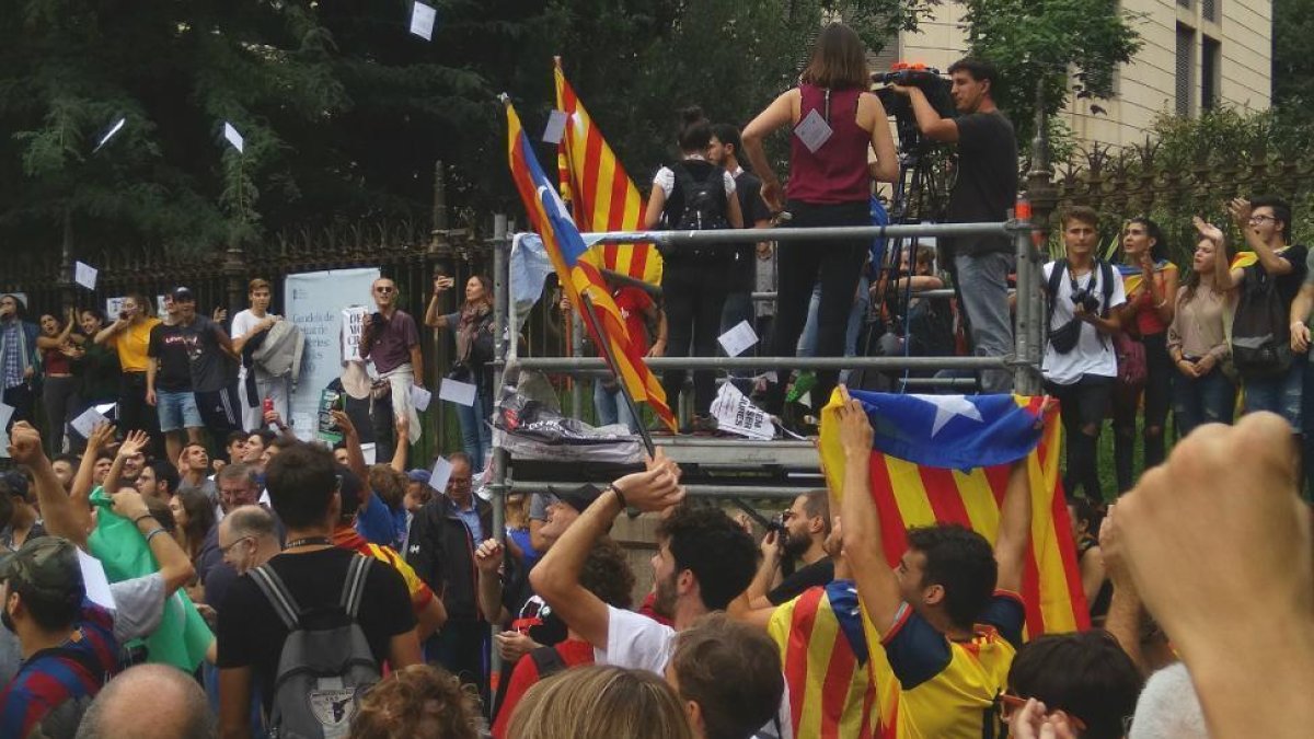 Periodistas durante un acto independentista en la plaza de la Universitat.-EL PERIÓDICO