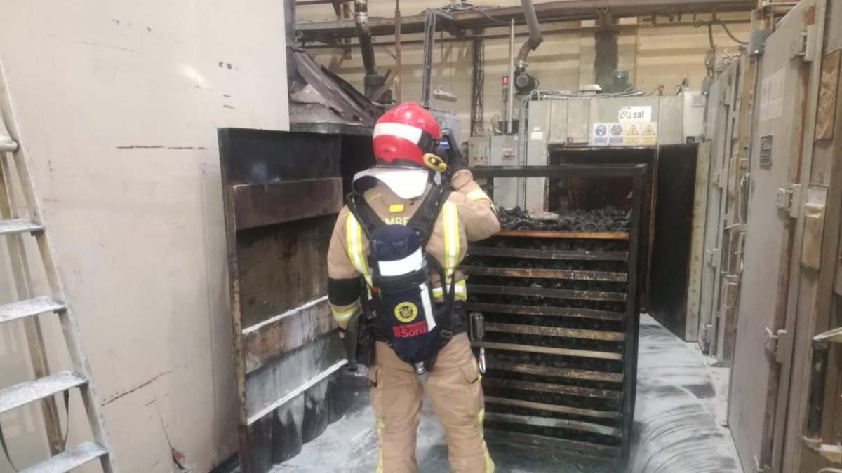 Un bombero observa el horno afectado tras el incendio. HDS