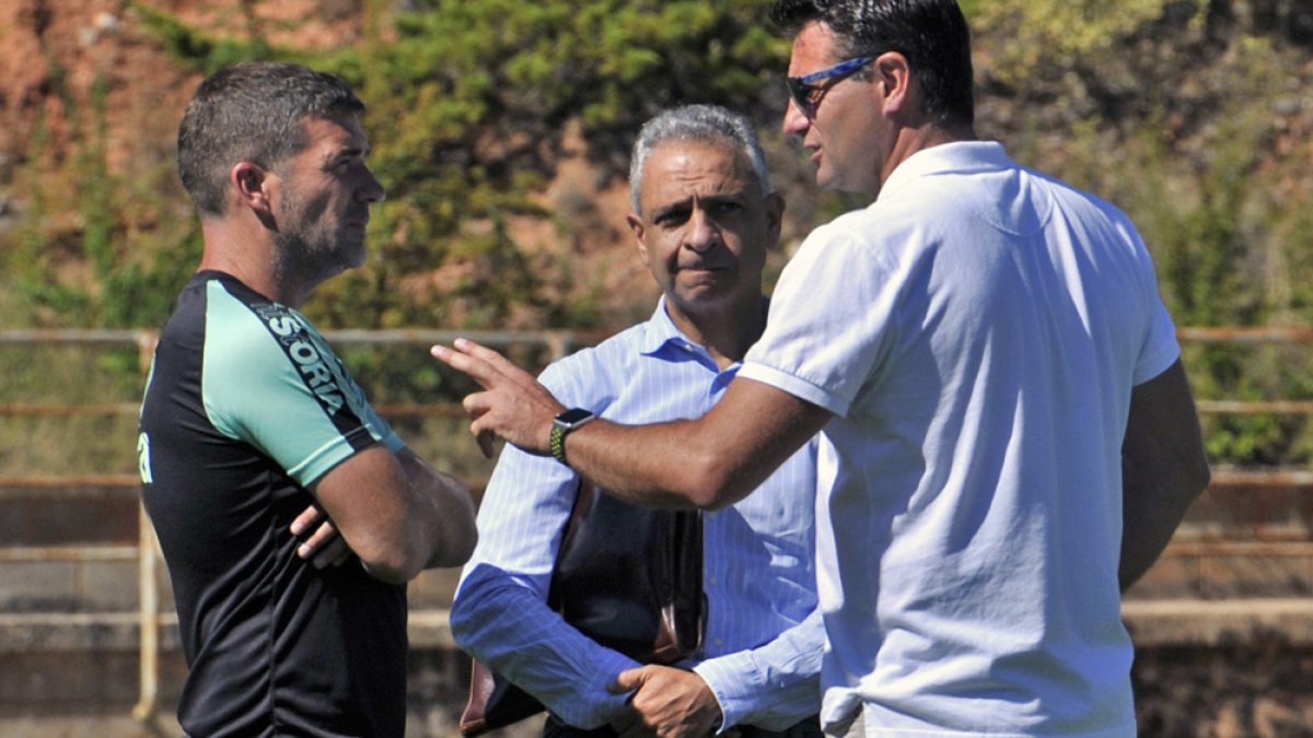 César Palacios dialoga con el presidente, Moisés Israel, y el técnico, Luis Carrión, esta temporada. VALENTÍN GUISANDE