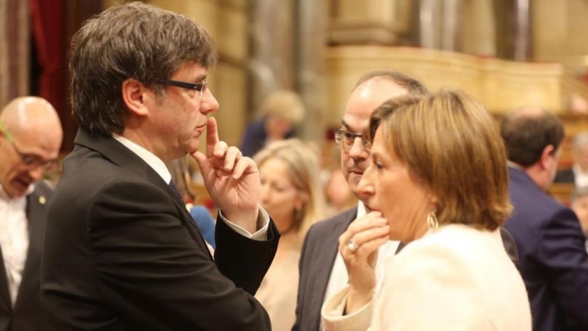 El 'president' Carles Puigdemont junto a la presidenta del Parlament, Carme Forcadell.-