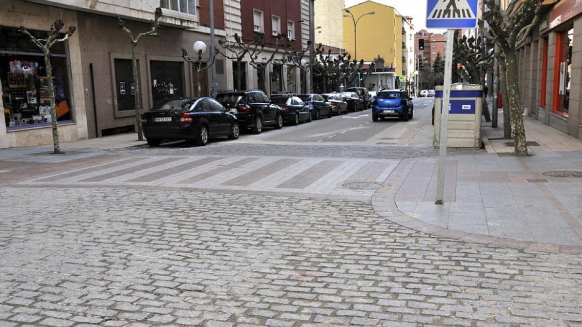 Calle Alfonso VIII, donde se adoquinará el tramo pendiente-Valentín Guisande
