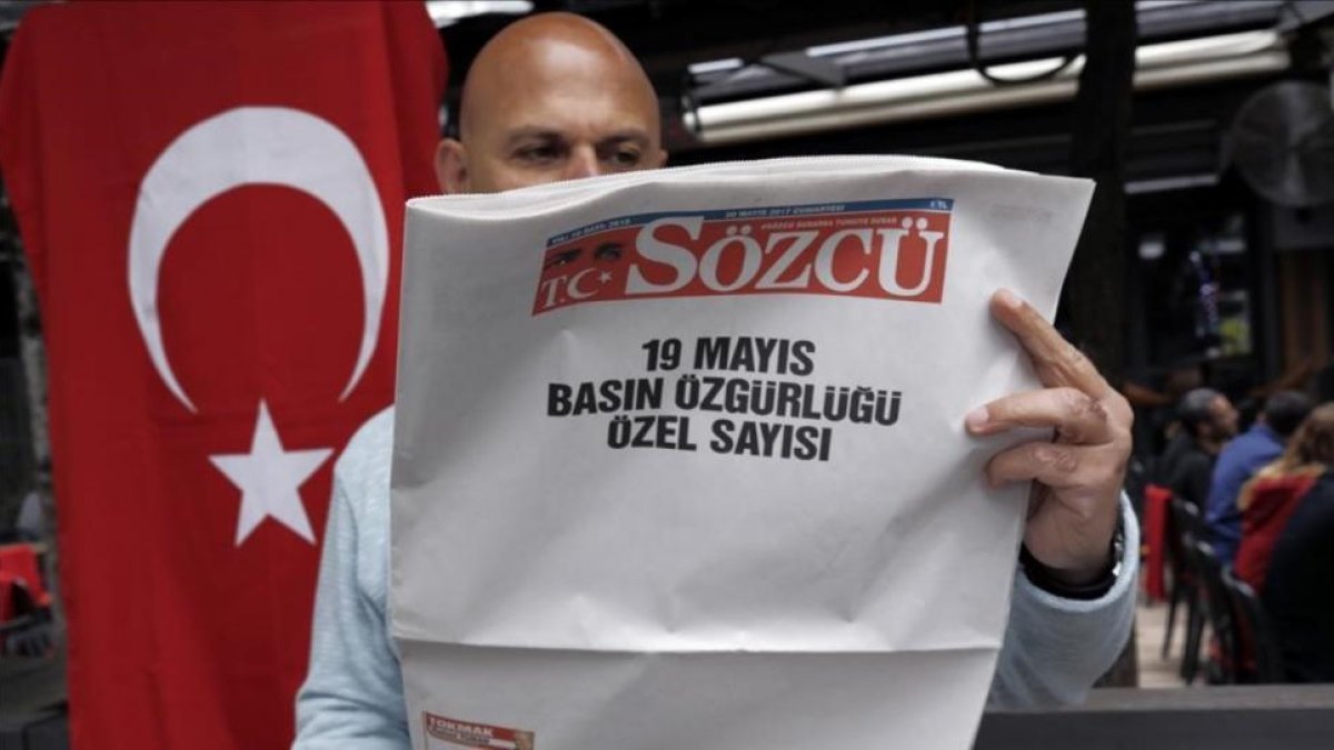 El periiódico turco 'Sozcu' se publicó el sábado en blanco para protestar por las detenciones de periodistas.-AP / BURHAN OZBILICI