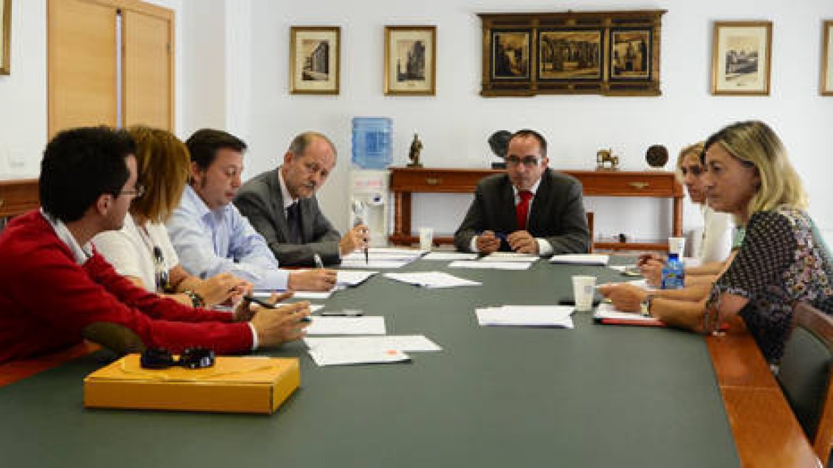 La oposición se enteró en agosto. / ÁLVARO MARTÍNEZ-