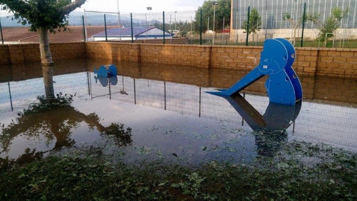Un parque de Guijuelo inundado ayer tras la intensa tormenta de madrugada.-ICAL
