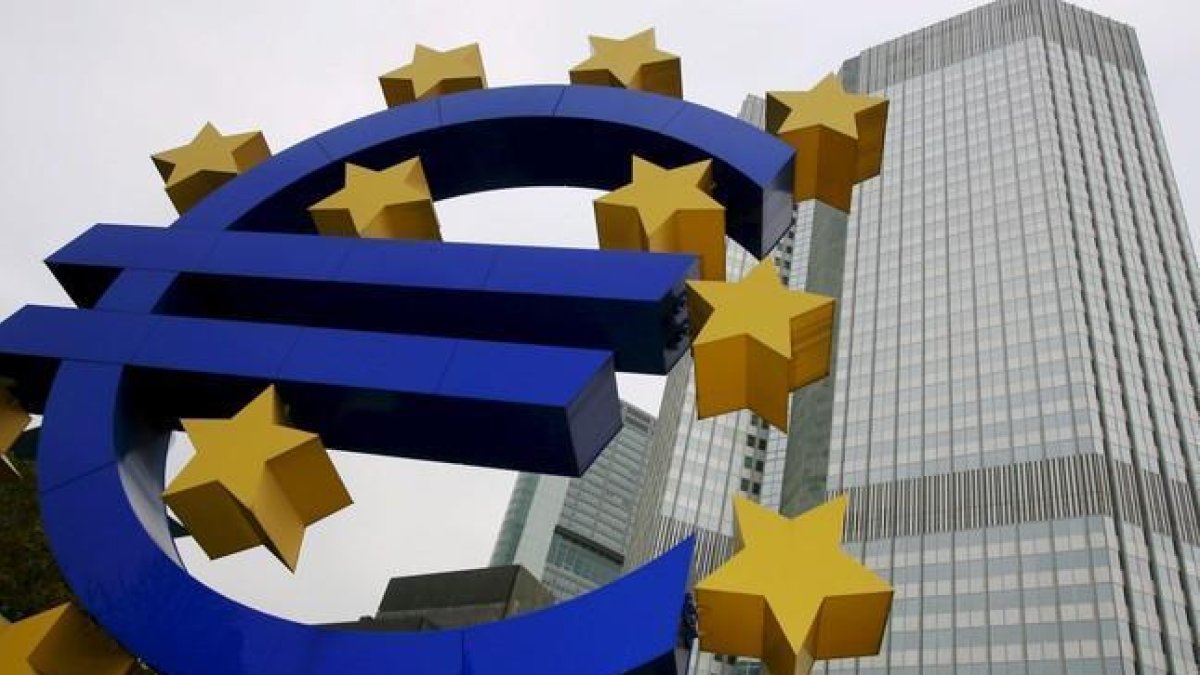 Logotipo del euro ante la sede del Banco Central Europeo, en Fráncfort-ARNE DEDERT (EFE)