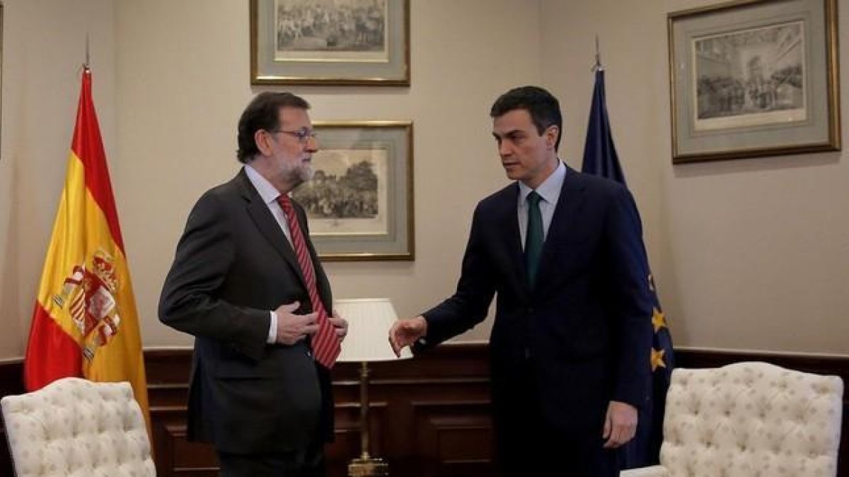 Pedro Sánchez y Mariano Rajoy durante una reunión en el Congreso de los Diputados.-JOSÉ LUIS ROCA