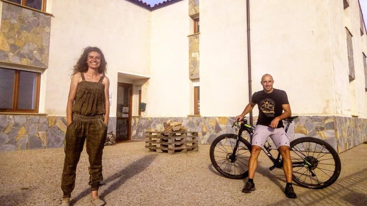 Maite Sainz y Enrico Miracoli, en la puerta del albergue de Liceras-HDS