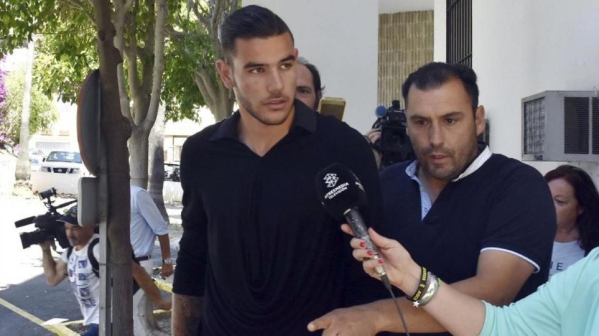 Theo Hernández, a la salida del juzgado de Marbella, este martes.-EFE