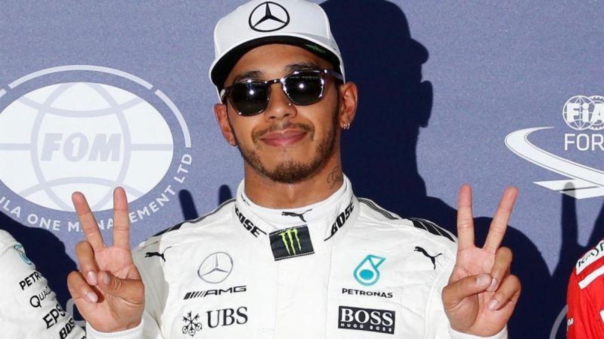 Lewis Hamilton celebra la pole en Suzuka.-REUTERS / TORU HANAI